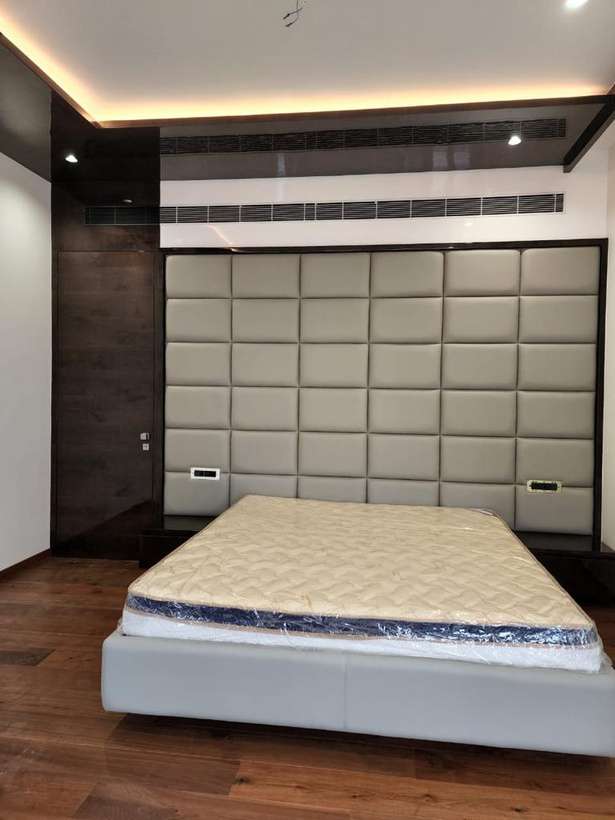 Piano-Gloss TV Wall